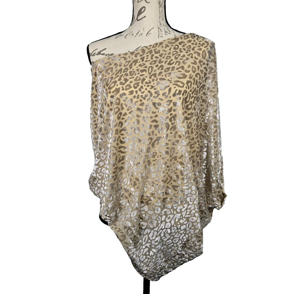 Main Strip Women's Size Medium‎ Off Shoulder Animal Print Blouse New